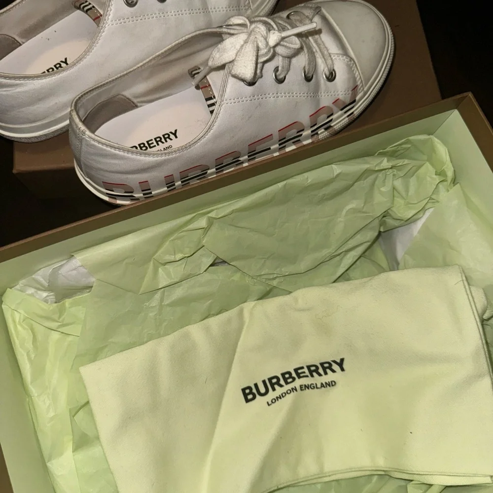 Burberry kids shoe worn a couple of times selling cos it doesn’t fit - Picture 4 of 5